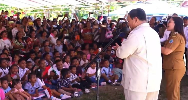 Presiden Prabowo bernyanyi bersama Hymne Guru dan di Sini Senang saat menyambangi SMKN 2 Talaud di Pulau Miangas, Sulawesi Utara, Sabtu (9/5/2026)
