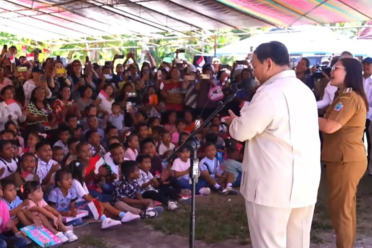 Presiden Prabowo bernyanyi bersama Hymne Guru dan di Sini Senang saat menyambangi SMKN 2 Talaud di Pulau Miangas, Sulawesi Utara, Sabtu (9/5/2026)