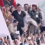 Presiden Prabowo Subianto membuka baju safari di atas panggung Hari Buruh 2026.