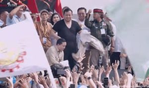 Presiden Prabowo Subianto membuka baju safari di atas panggung Hari Buruh 2026.