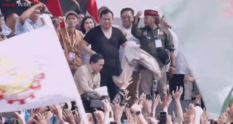 Presiden Prabowo Subianto membuka baju safari di atas panggung Hari Buruh 2026.