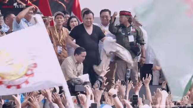 Presiden Prabowo Subianto membuka baju safari di atas panggung Hari Buruh 2026.