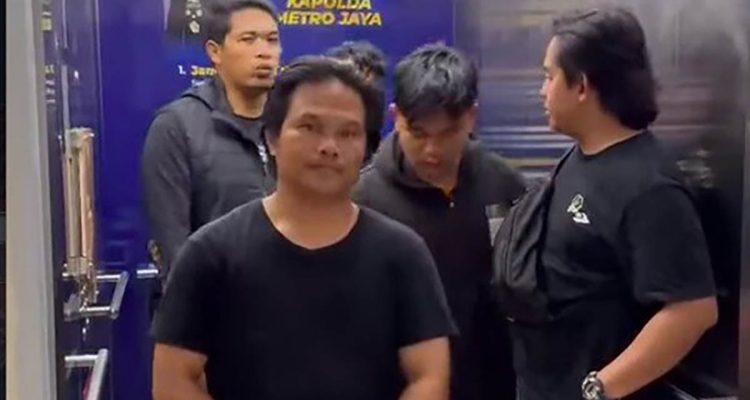 Pria berinisial ML jadi tersangka setelah menghalangi dan menendang ambulans di Kota Depok. (Dok. IG @resmob_depok)