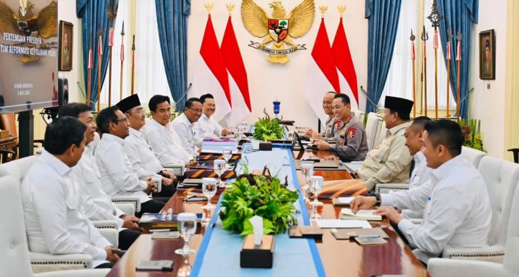 Presiden Prabowo Subianto menerima laporan Komisi Percepatan Reformasi Polr