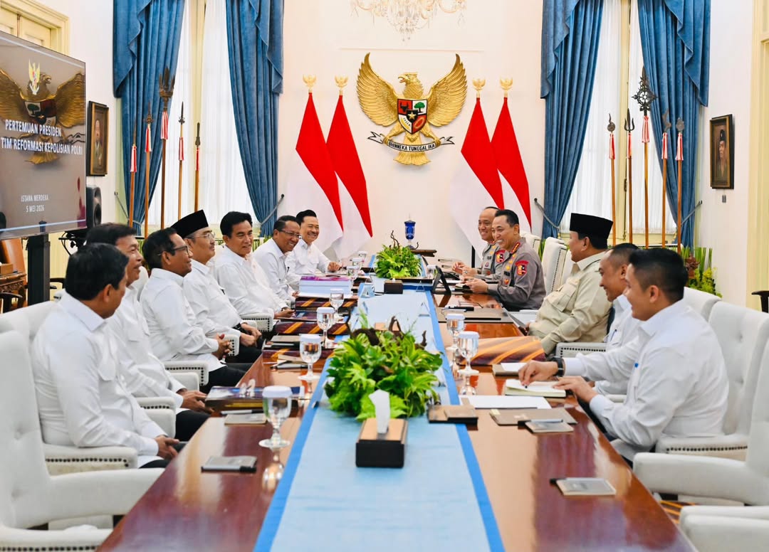 Presiden Prabowo Subianto menerima laporan Komisi Percepatan Reformasi Polr