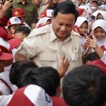 Presiden Prabowo Subianto sedang bersama siswa dan siswi.