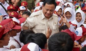 Presiden Prabowo Subianto sedang bersama siswa dan siswi.