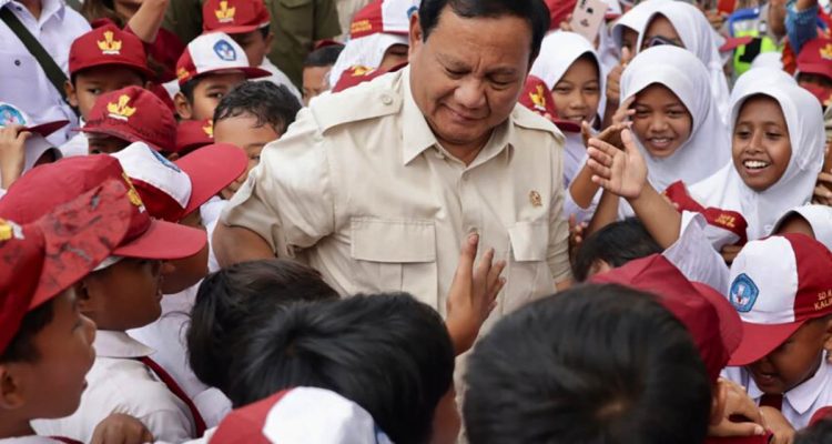 Presiden Prabowo Subianto sedang bersama siswa dan siswi.