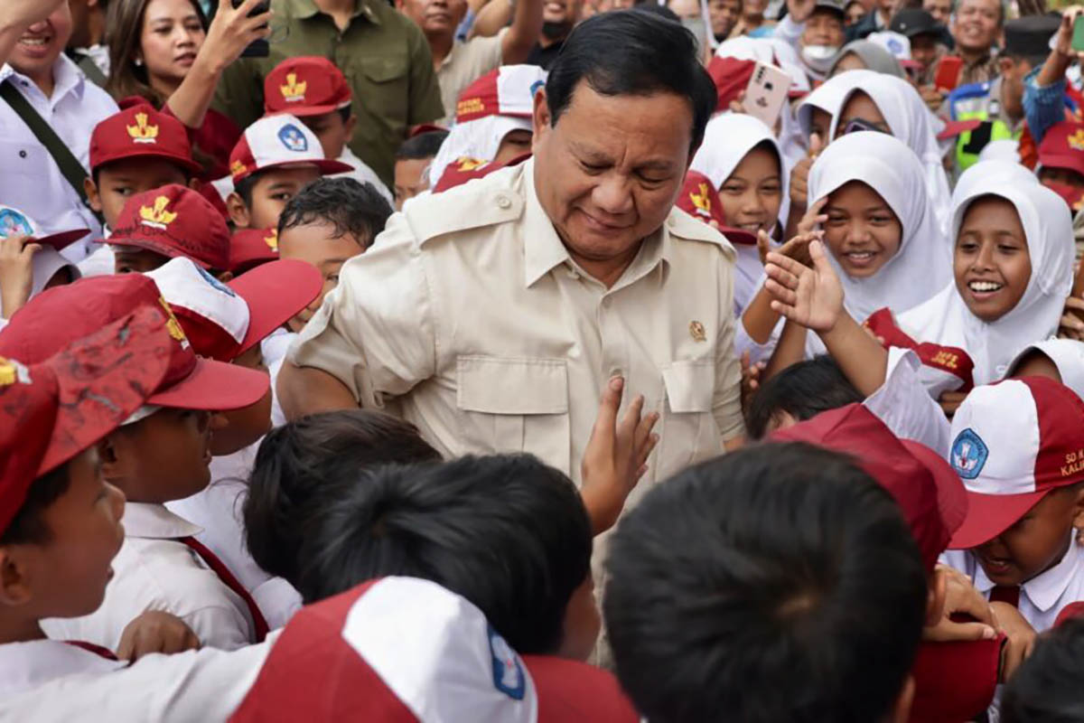 Presiden Prabowo Subianto sedang bersama siswa dan siswi.
