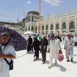 emaah haji Indonesia di halaman Masjidil Haram, Mekkah.
