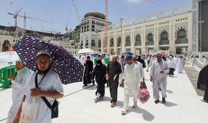 emaah haji Indonesia di halaman Masjidil Haram, Mekkah.