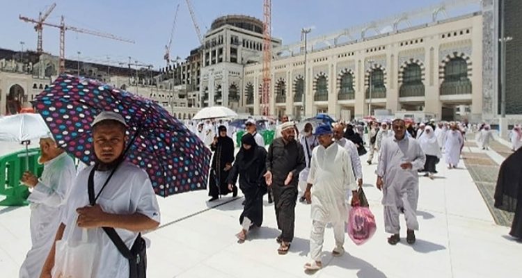 emaah haji Indonesia di halaman Masjidil Haram, Mekkah.