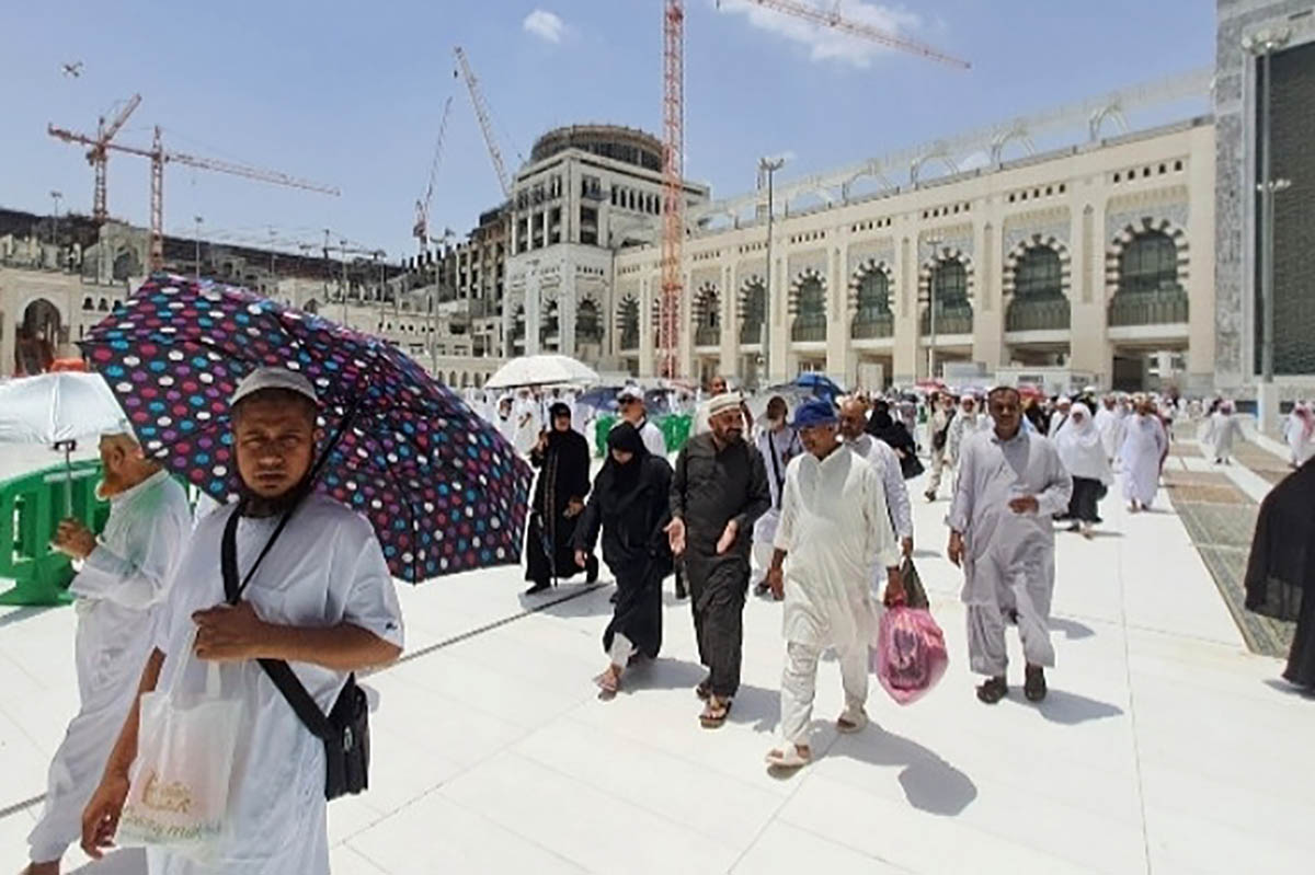 emaah haji Indonesia di halaman Masjidil Haram, Mekkah.