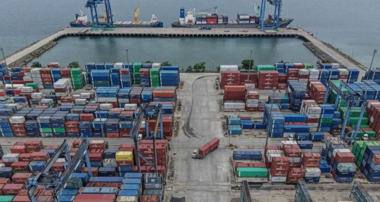 Surplus neraca perdagangan barang Indonesia pada Januari 2026.