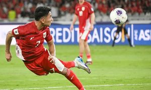 Marselino Ferdinan melepaskan sundulan saat membela Timnas Indonesia.(Foto: Antara).