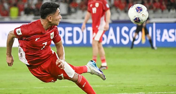 Marselino Ferdinan melepaskan sundulan saat membela Timnas Indonesia.(Foto: Antara).