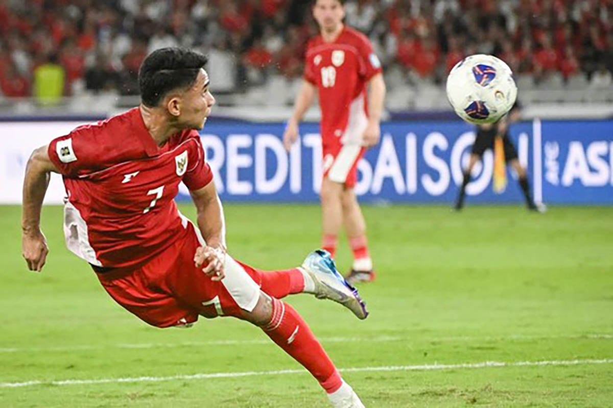 Marselino Ferdinan melepaskan sundulan saat membela Timnas Indonesia.(Foto: Antara).