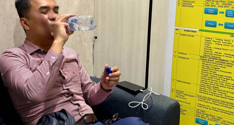 Wakil Ketua Umum PSI, Ronald Aristone Sinaga atau Bro Ron, melaporkan dugaan pemukulan yang viral di media sosial ke Polsek Menteng, Jakarta Pusat