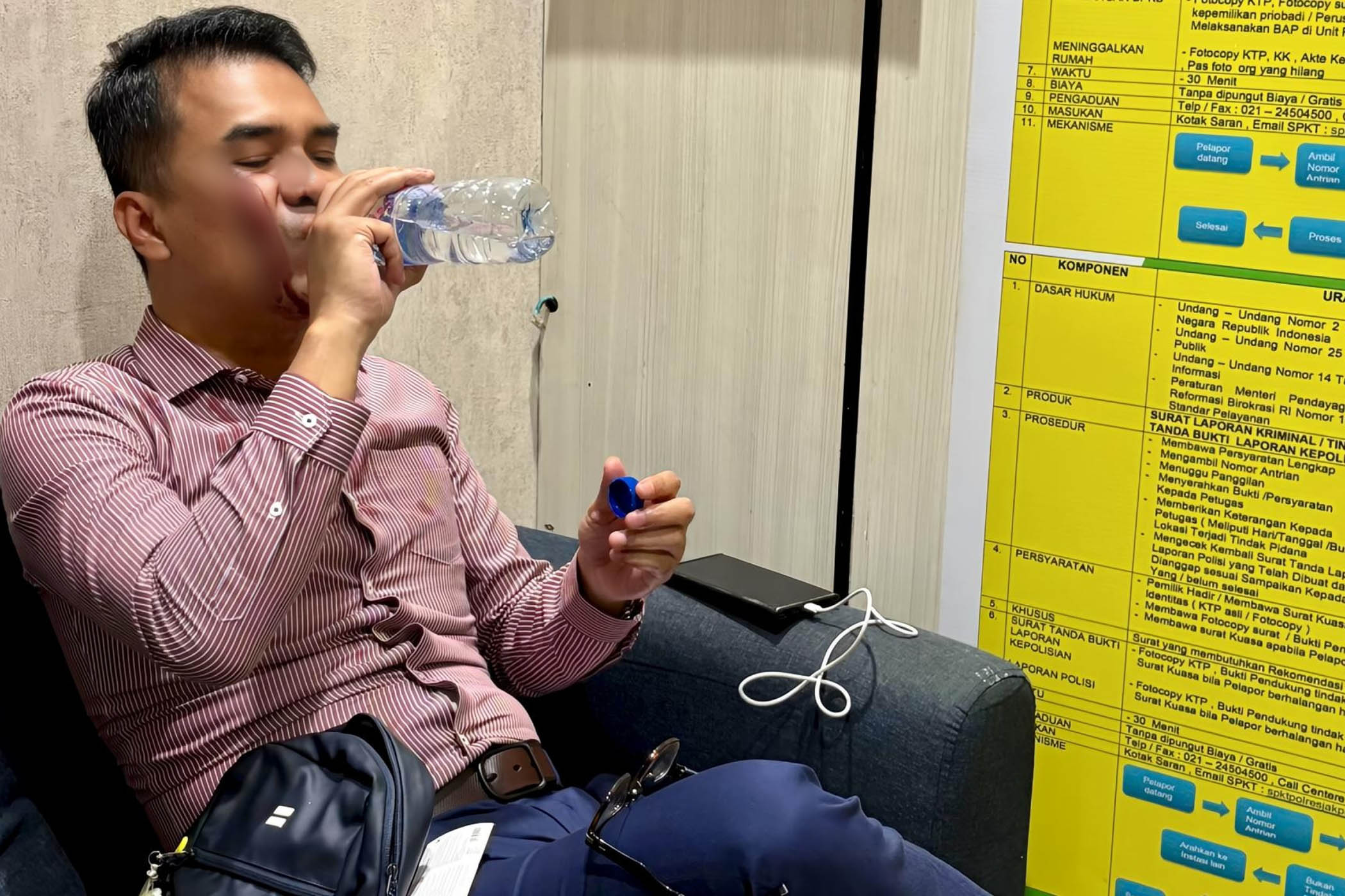 Wakil Ketua Umum PSI, Ronald Aristone Sinaga atau Bro Ron, melaporkan dugaan pemukulan yang viral di media sosial ke Polsek Menteng, Jakarta Pusat