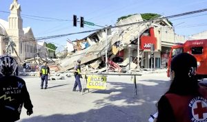 Reruntuhan restoran cepat saji Jollibee setelah gempa bumi berkek magnitude 7,8 di Kota General Santos pada 8 Juni 2026. (Tangkapan Layar Video)