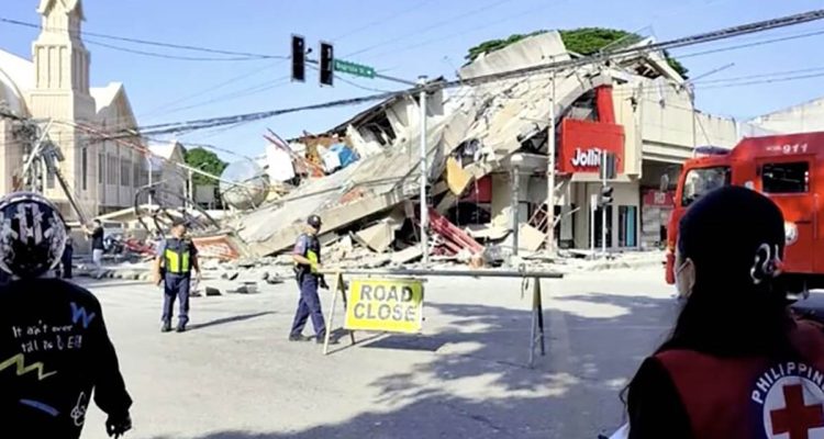 Reruntuhan restoran cepat saji Jollibee setelah gempa bumi berkek magnitude 7,8 di Kota General Santos pada 8 Juni 2026. (Tangkapan Layar Video)