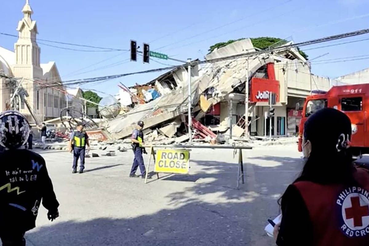 Reruntuhan restoran cepat saji Jollibee setelah gempa bumi berkek magnitude 7,8 di Kota General Santos pada 8 Juni 2026. (Tangkapan Layar Video)