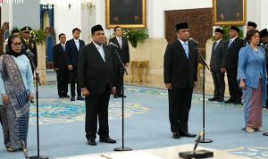 Kepala BGN Dilantik Nanik S Deyang (paling kiri) saat pelantikan sebagai Kepala BGN. (Dok. Tangkapan Layar).