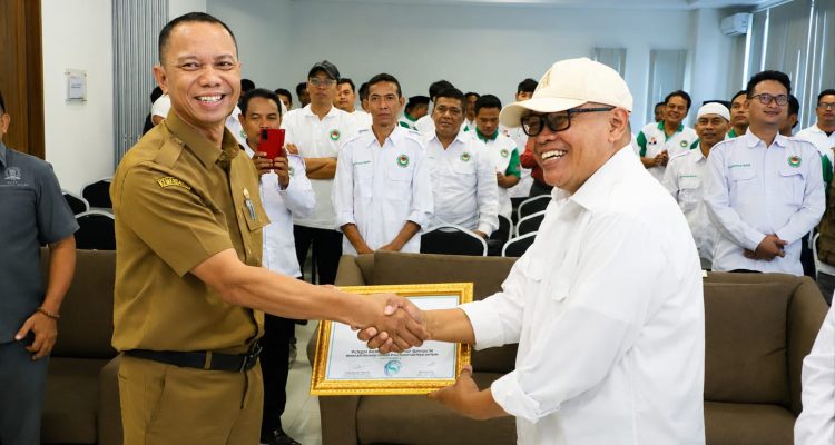 Ketua DPW APPSI Provinsi Jawa Barat, H. Nandang Sudrajat, bersama Sekretaris Daerah Kabupaten Bekasi, Endin Syamsudin.