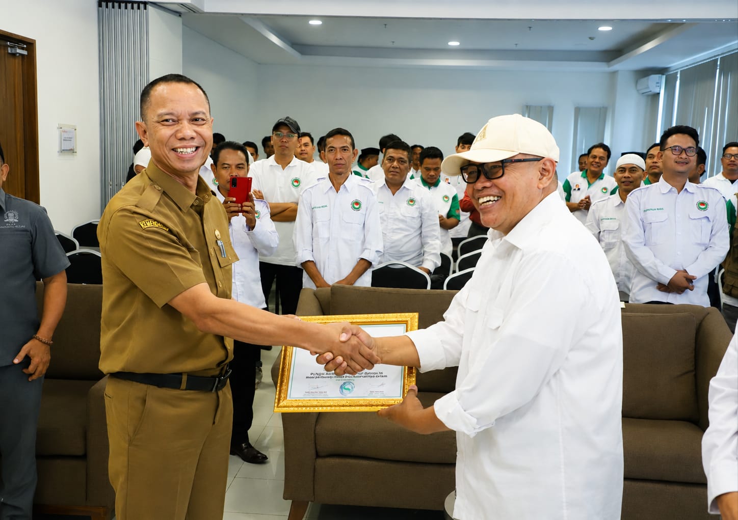 Ketua DPW APPSI Provinsi Jawa Barat, H. Nandang Sudrajat, bersama Sekretaris Daerah Kabupaten Bekasi, Endin Syamsudin.