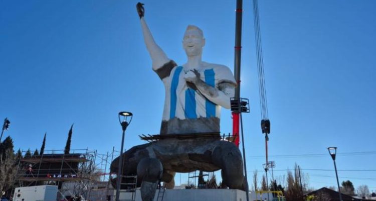 Ilustrasi patung Messi