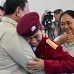 Presiden Prabowo Subianto memeluk salah seorang siswa SRMP 17 Tabanan, Bali, Gede Bagus Abimanyu saat meninjau Sekolah Rakyat Menengah Pertama (SRMP) 17 Tabanan, Bali, pada Minggu (7/6/2026).(Dok. Biro Pers, Media, dan Informasi Sekretariat Presiden)