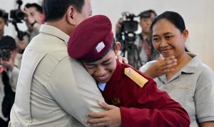 Presiden Prabowo Subianto memeluk salah seorang siswa SRMP 17 Tabanan Presiden Prabowo Subianto memeluk salah seorang siswa SRMP 17 Tabanan, Bali, Gede Bagus Abimanyu saat meninjau Sekolah Rakyat Menengah Pertama (SRMP) 17 Tabanan, Bali, pada Minggu (7/6/2026).(Dok. Biro Pers, Media, dan Informasi Sekretariat Presiden)