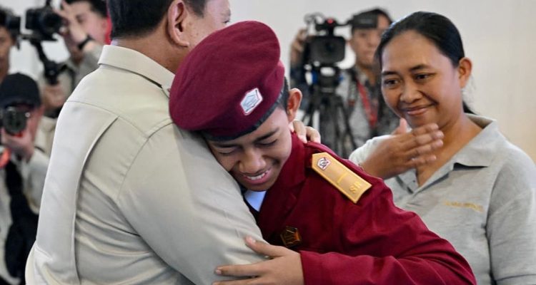 Presiden Prabowo Subianto memeluk salah seorang siswa SRMP 17 Tabanan, Bali, Gede Bagus Abimanyu saat meninjau Sekolah Rakyat Menengah Pertama (SRMP) 17 Tabanan, Bali, pada Minggu (7/6/2026).(Dok. Biro Pers, Media, dan Informasi Sekretariat Presiden)