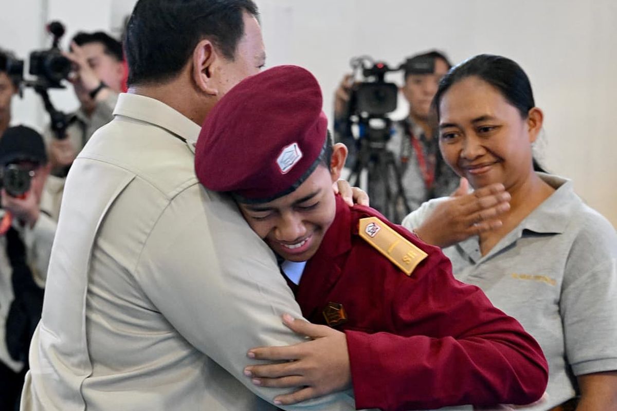 Presiden Prabowo Subianto memeluk salah seorang siswa SRMP 17 Tabanan, Bali, Gede Bagus Abimanyu saat meninjau Sekolah Rakyat Menengah Pertama (SRMP) 17 Tabanan, Bali, pada Minggu (7/6/2026).(Dok. Biro Pers, Media, dan Informasi Sekretariat Presiden)