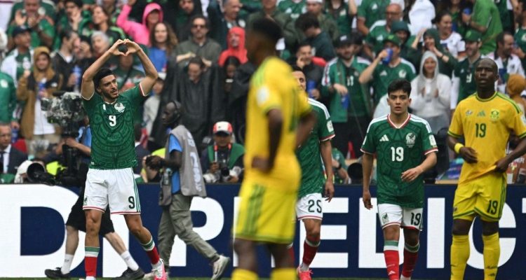 Raul Jimenez Raul Jimenez merayakan gol kedua timnya dalam pertandingan sepak bola Grup A Piala Dunia 2026 antara Meksiko vs Afrika Selatan di Stadion Azteca Mexico City pada 11 Juni 2026. (Foto: AFP)