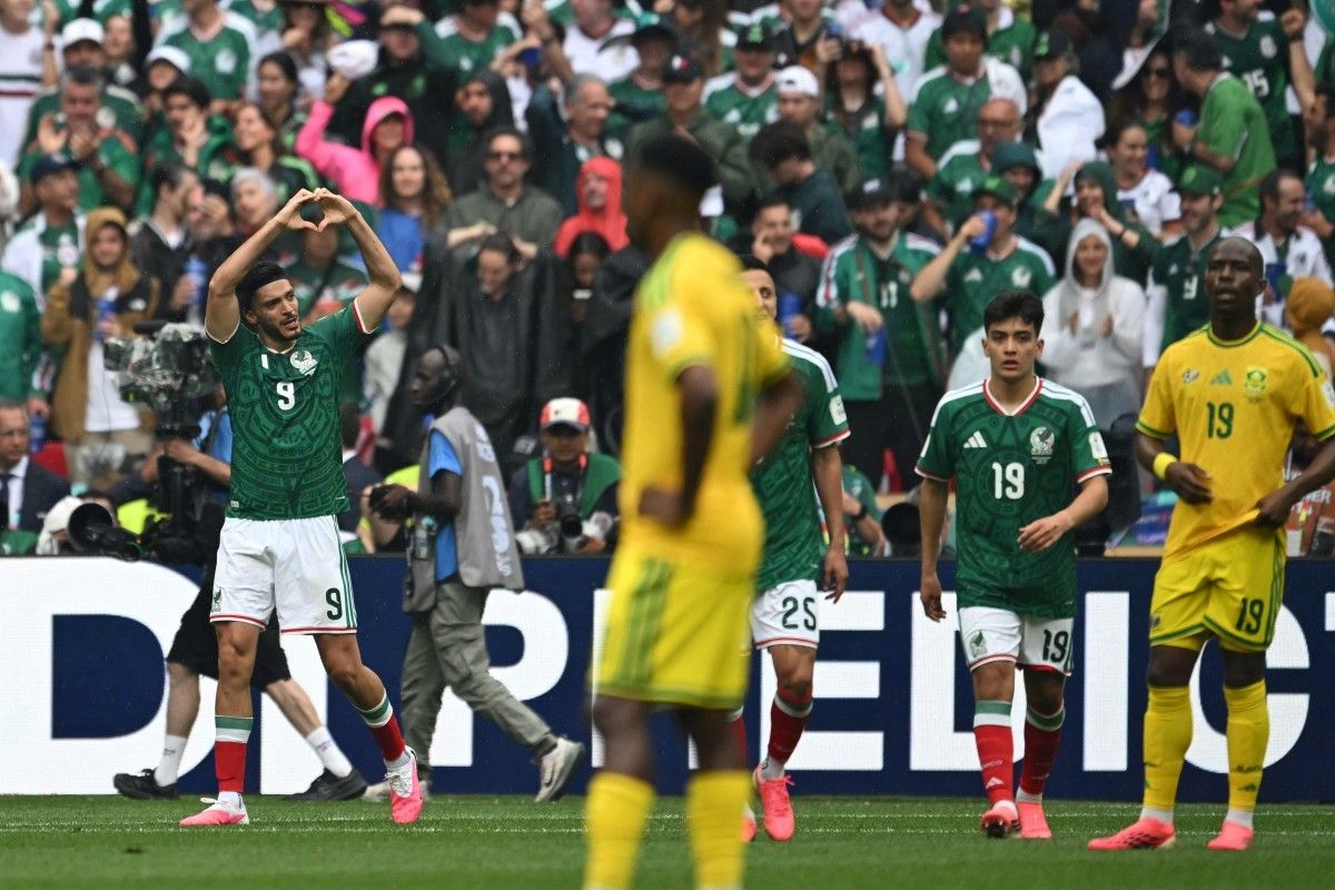 Raul Jimenez merayakan gol kedua timnya dalam pertandingan sepak bola Grup A Piala Dunia 2026 antara Meksiko vs Afrika Selatan di Stadion Azteca Mexico City pada 11 Juni 2026. (Foto: AFP)