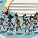 Penyanyi Shakira (tengah) tampil membawakan lagu Dai Dai dalam seremoni pembukaan Piala Dunia 2026 di Stadion Azteca, Mexico City, Meksiko, Kamis (11/6/2026).