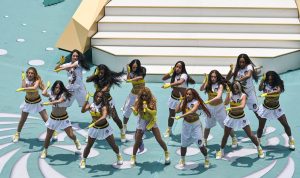 Penyanyi Shakira (tengah) tampil membawakan lagu Dai Dai dalam seremoni pembukaan Piala Dunia 2026 di Stadion Azteca, Mexico City, Meksiko, Kamis (11/6/2026).