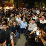 Menteri ATR/BPN, Nusron Wahid dan Wakil Menteri Pertanian, Sudaryono Bersama mahasiswa saat melakukan diskusi terbuka di lingkungan Joglo Gelanggang Inovasi dan Kreativitas (GIK) UGM pada Senin (15/06/2026) malam.