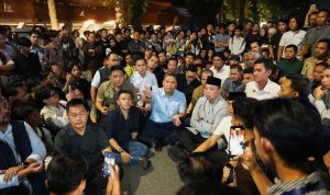 Menteri ATR/BPN, Nusron Wahid dan Wakil Menteri Pertanian, Sudaryono Bersama mahasiswa saat melakukan diskusi terbuka di lingkungan Joglo Gelanggang Inovasi dan Kreativitas (GIK) UGM pada Senin (15/06/2026) malam.