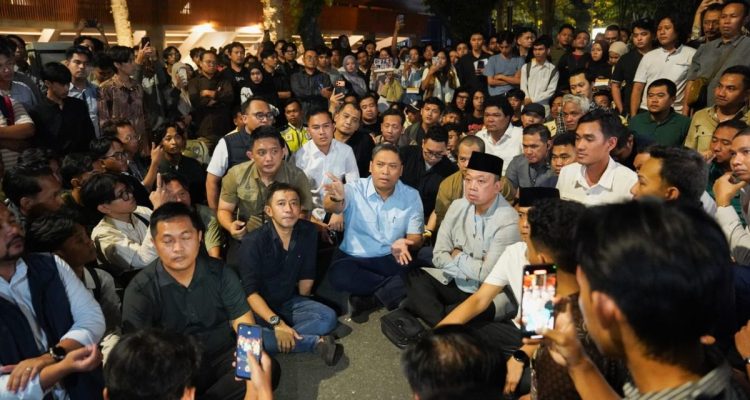 Menteri ATR/BPN, Nusron Wahid dan Wakil Menteri Pertanian, Sudaryono Bersama mahasiswa saat melakukan diskusi terbuka di lingkungan Joglo Gelanggang Inovasi dan Kreativitas (GIK) UGM pada Senin (15/06/2026) malam.