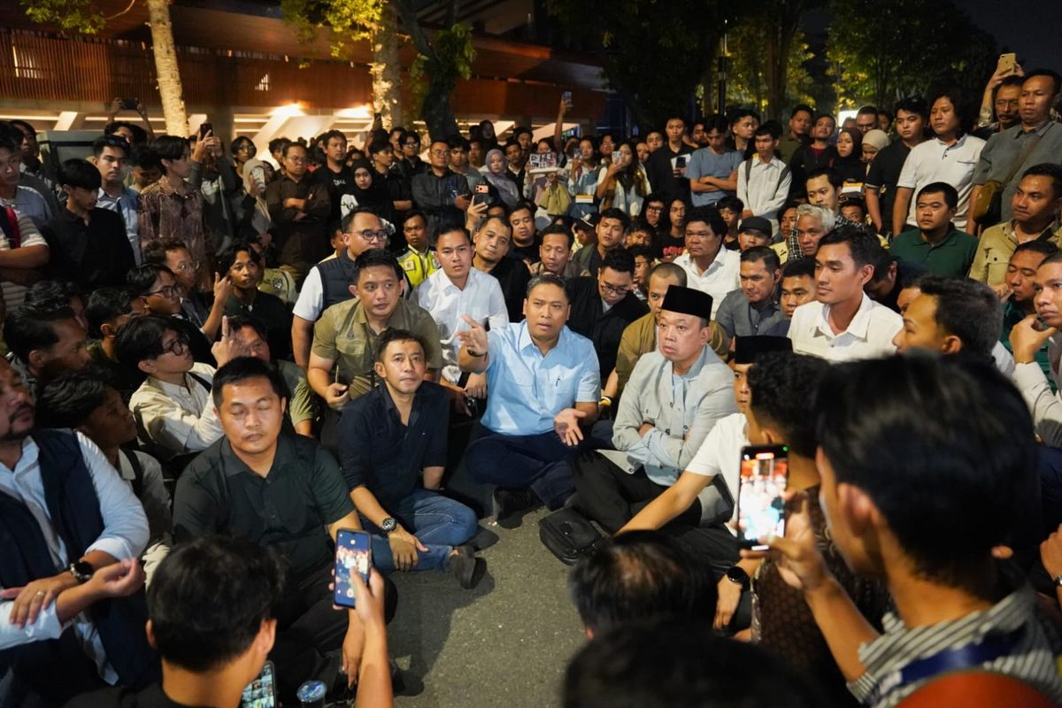 Menteri ATR/BPN, Nusron Wahid dan Wakil Menteri Pertanian, Sudaryono Bersama mahasiswa saat melakukan diskusi terbuka di lingkungan Joglo Gelanggang Inovasi dan Kreativitas (GIK) UGM pada Senin (15/06/2026) malam.