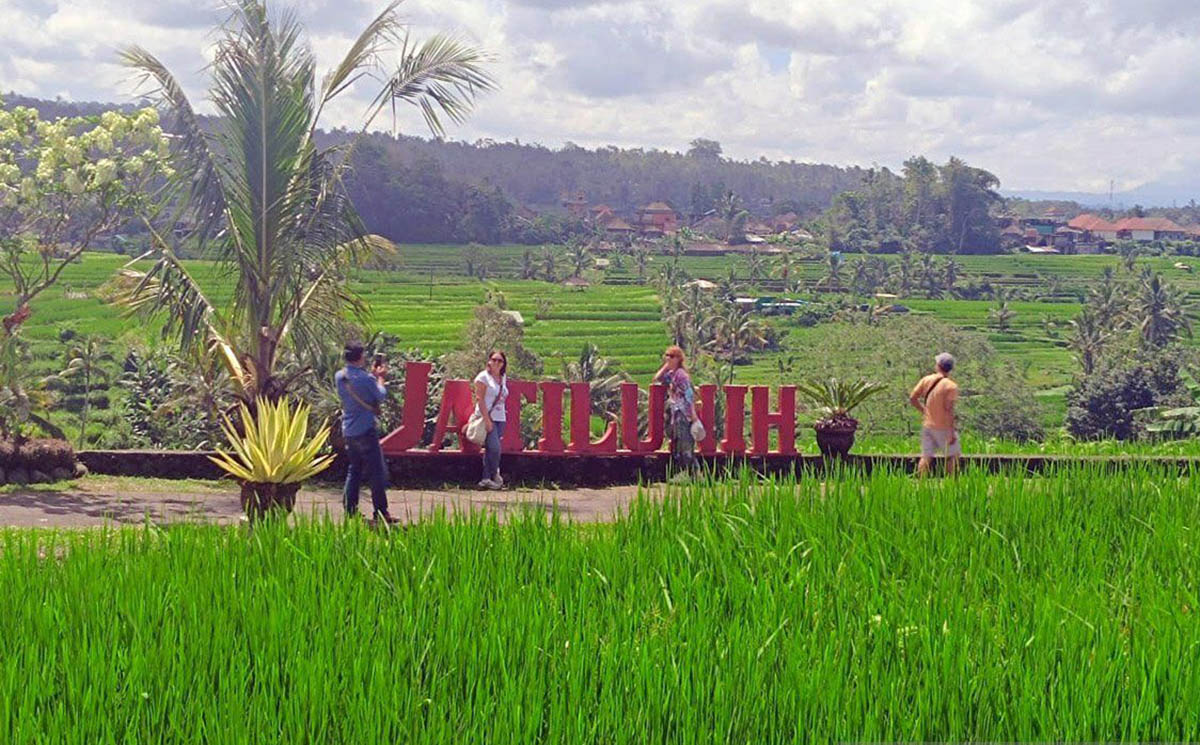 Wisatawan saat berfoto di papan Jatiluwih kawasan Subak Jatiluwih, Tabanan, Bali. (Foto: Antara)