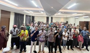 DPW Tani Merdeka Indonesia Pdt. David Harold Waromi Anggota DPD RI yang juga Ketua DPW Tani Merdeka Indonesia Papua bersama warga usai melakukan konsolidasi penguatan struktur pengurus Tani Merdeka Indonesia Papua.