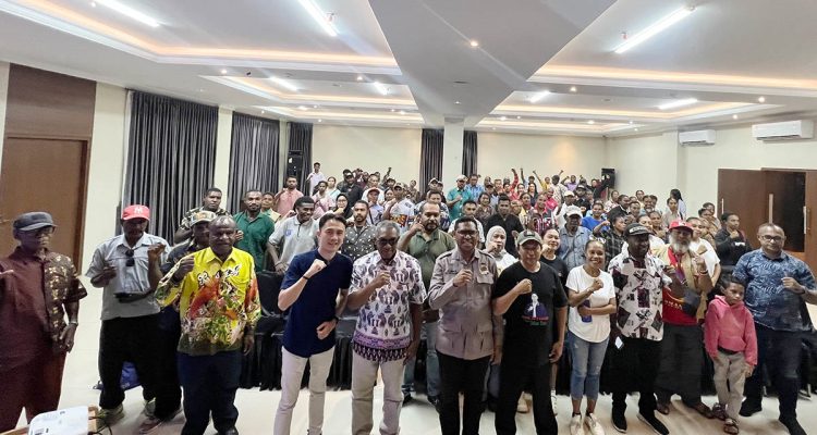 Pdt. David Harold Waromi Anggota DPD RI yang juga Ketua DPW Tani Merdeka Indonesia Papua bersama warga usai melakukan konsolidasi penguatan struktur pengurus Tani Merdeka Indonesia Papua.
