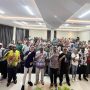 Pdt. David Harold Waromi Anggota DPD RI yang juga Ketua DPW Tani Merdeka Indonesia Papua bersama warga usai melakukan konsolidasi penguatan struktur pengurus Tani Merdeka Indonesia Papua.