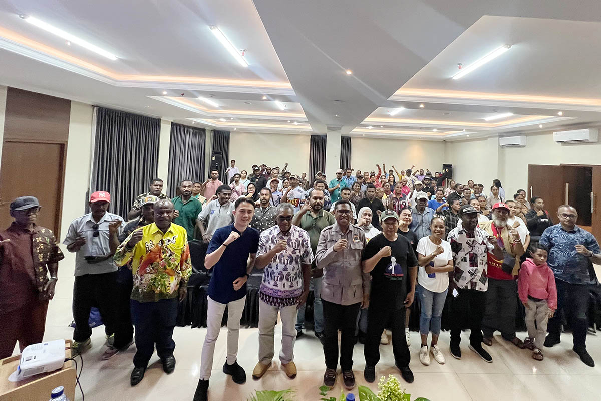 Pdt. David Harold Waromi Anggota DPD RI yang juga Ketua DPW Tani Merdeka Indonesia Papua bersama warga usai melakukan konsolidasi penguatan struktur pengurus Tani Merdeka Indonesia Papua.