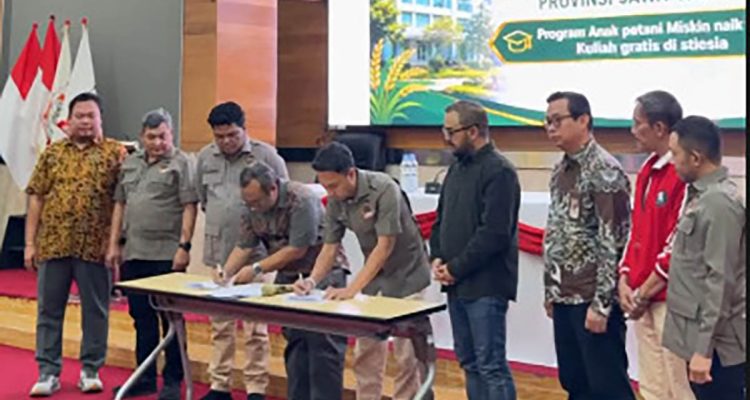 Don Muzakir Ketua Umum DPN Tani Merdeka Indonesia menyaksikan penandatanganan nota kesepahaman (MoU) beasiswa untuk anak petani dengan Sekolah Tinggi Ilmu Ekonomi Indonesia (STIESIA) Surabaya, pada Kamis 17 Juli 2026.