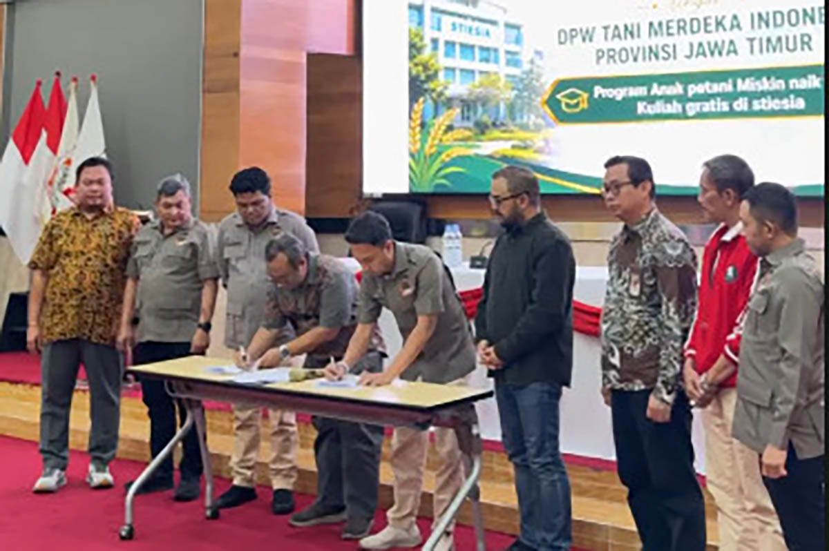 Don Muzakir Ketua Umum DPN Tani Merdeka Indonesia menyaksikan penandatanganan nota kesepahaman (MoU) beasiswa untuk anak petani dengan Sekolah Tinggi Ilmu Ekonomi Indonesia (STIESIA) Surabaya, pada Kamis 17 Juli 2026.