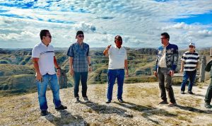 Ketua Umum KONI Pusat Marciano Norman (tengah) bersama pemangku kepentingan lainnya saat meninjau venue yang akan digunakan pada PON 2028 di Sumba Timur, Nusa Tenggara Timur, Minggu (19/7/2026)